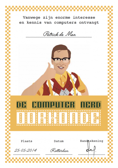 Man met suspenders en bril die een duim hoog houdt