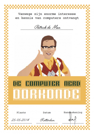 Man met suspenders en bril die een duim hoog houdt